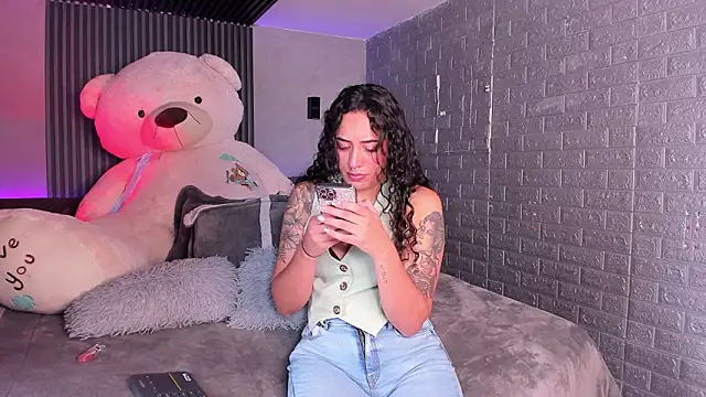 Snapshot of Magic_ivone chatting on February 19, 12:01 pm Magic ivone online show from February 19, 12:01 pm