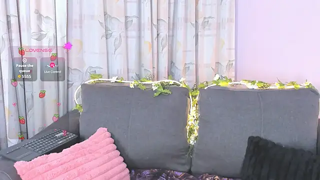 Snapshot of Sylvara_bx chatting on July 4, 12:22 pm Sylvara bx online show from July 4, 12:22 pm