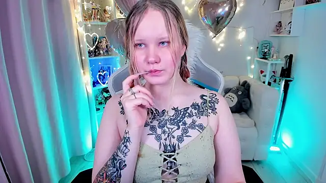 AnnieVibe online show from February 15, 6:15 pm