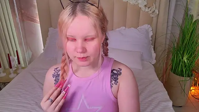 Snapshot of AnnieVibe chatting on April 21, 5:39 pm AnnieVibe online show from April 21, 5:39 pm