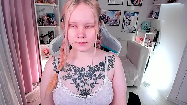 Snapshot of AnnieVibe chatting on April 22, 5:36 pm AnnieVibe online show from April 22, 5:36 pm