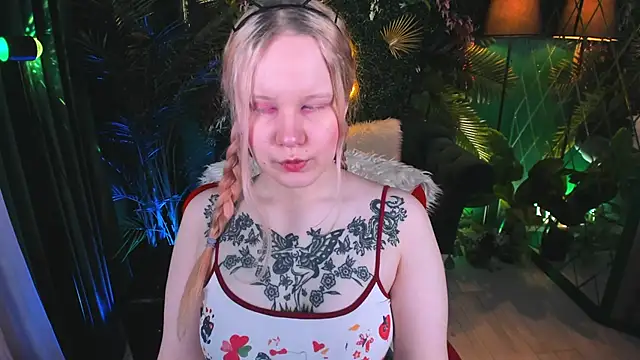 Snapshot of AnnieVibe chatting on April 28, 5:29 pm AnnieVibe online show from April 28, 5:29 pm