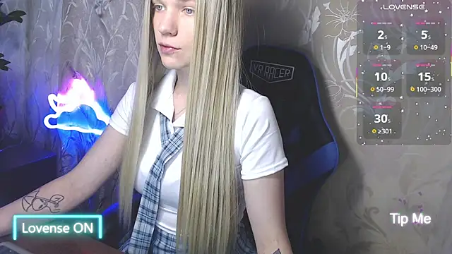 Snapshot of Shiny_Victoria chatting on June 6, 7:57 am Shiny Victoria online show from June 6, 7:57 am