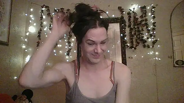 Snapshot of sillymillie chatting on February 5, 1:21 am sillymillie online show from February 5, 1:21 am