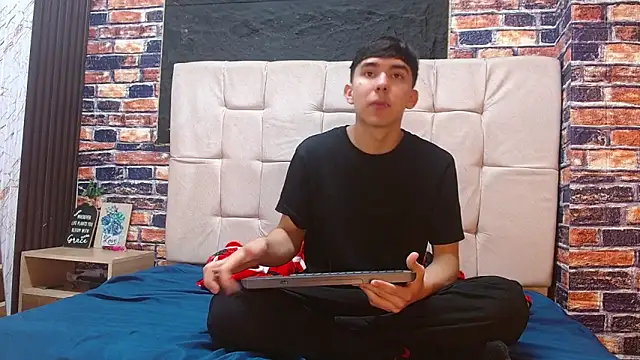 Snapshot of massimoferrera303av chatting on February 19, 6:48 pm massimoferrera303av online show from February 19, 6:48 pm