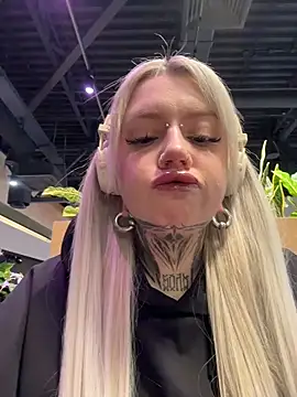 Snapshot of Chiibi chatting on February 10, 9:57 am Chiibi online show from February 10, 9:57 am