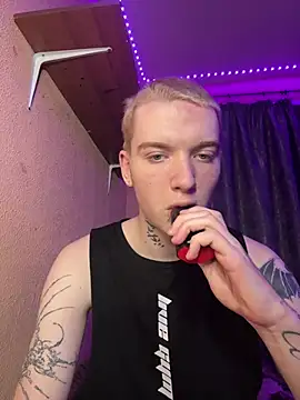 Snapshot of OskarMil chatting on February 23, 11:02 pm OskarMil online show from February 23, 11:02 pm