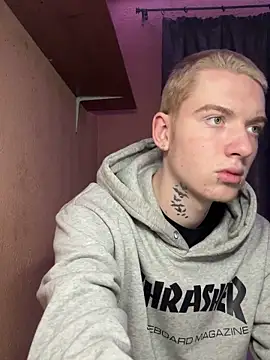 Snapshot of OskarMil chatting on February 25, 4:55 am OskarMil online show from February 25, 4:55 am