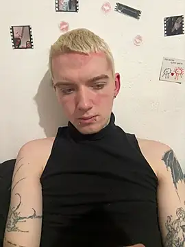 Snapshot of OskarMil chatting on March 6, 7:54 pm OskarMil online show from March 6, 7:54 pm