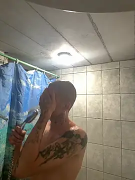 Snapshot of OskarMil chatting on March 26, 5:57 am OskarMil online show from March 26, 5:57 am