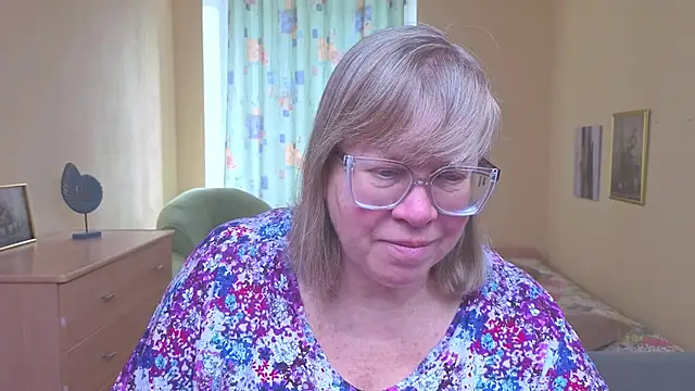 Snapshot of Emma_Eclipsee chatting on February 6, 9:34 am Emma Eclipsee online show from February 6, 9:34 am