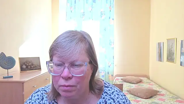 Snapshot of Emma_Eclipsee chatting on February 27, 10:48 am Emma Eclipsee online show from February 27, 10:48 am