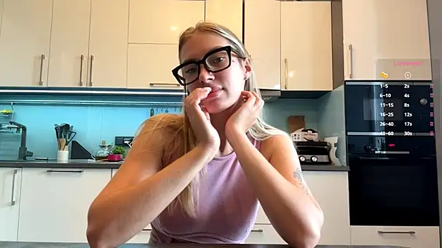 Snapshot of SoftnessMila chatting on June 1, 1:18 am SoftnessMila online show from June 1, 1:18 am
