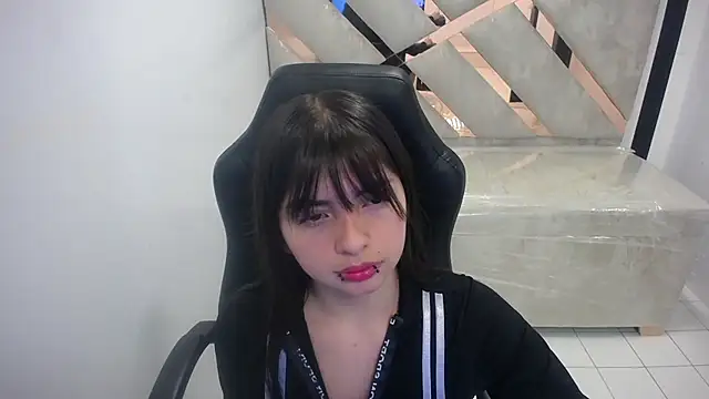 Snapshot of elizabeth_t_ chatting on February 24, 7:56 pm elizabeth t online show from February 24, 7:56 pm