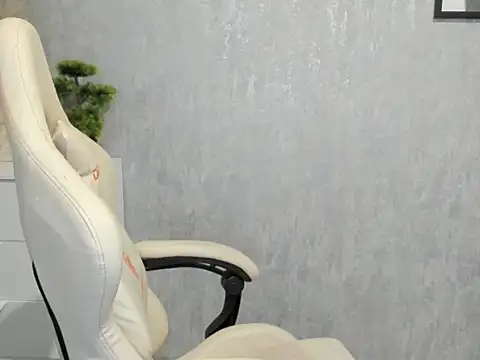 Snapshot of MistressMiia chatting on May 30, 5:21 pm MistressMiia online show from May 30, 5:21 pm