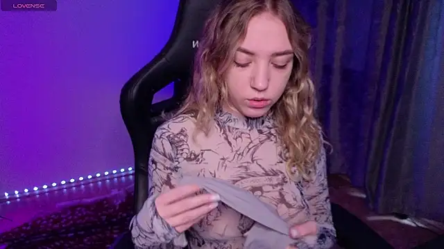 Snapshot of alice_charm_ chatting on February 23, 4:43 am alice charm online show from February 23, 4:43 am