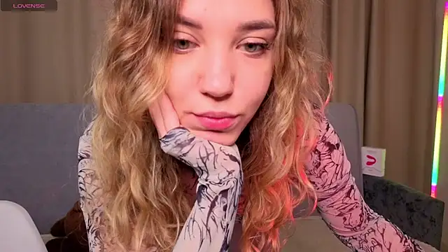 Snapshot of alice_charm_ chatting on April 20, 2:58 am alice charm online show from April 20, 2:58 am