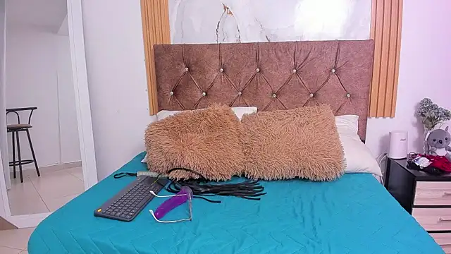 Snapshot of Candyfox2606 chatting on February 8, 11:02 am Candyfox2606 online show from February 8, 11:02 am