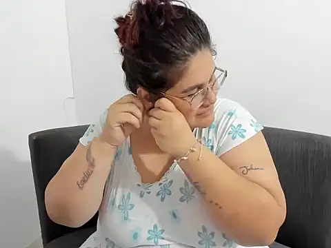 Snapshot of OSITA_1992 chatting on February 12, 4:02 pm OSITA 1992 online show from February 12, 4:02 pm