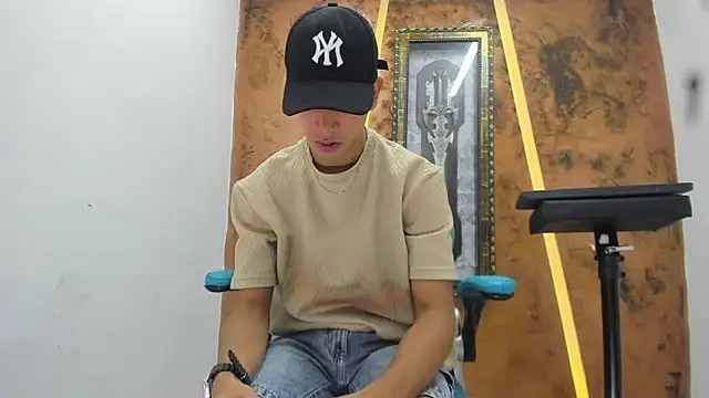 Snapshot of David_Bigcock20 chatting on February 14, 8:27 pm David Bigcock20 online show from February 14, 8:27 pm