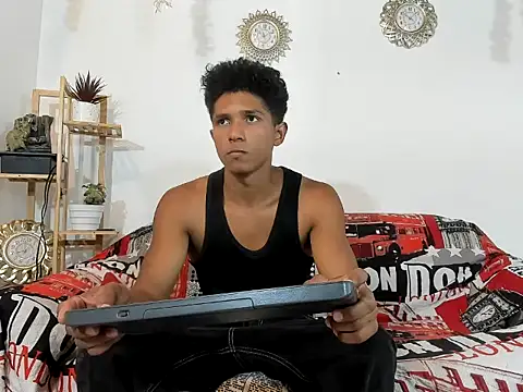 Snapshot of Yoel_hot2004 chatting on February 13, 7:32 pm Yoel hot2004 online show from February 13, 7:32 pm