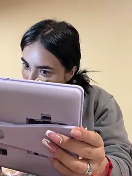 Sara Fernandez  online show from March 25, 2:23 pm