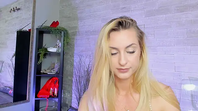 Snapshot of Ivorym00n chatting on May 10, 5:01 am Ivorym00n online show from May 10, 5:01 am