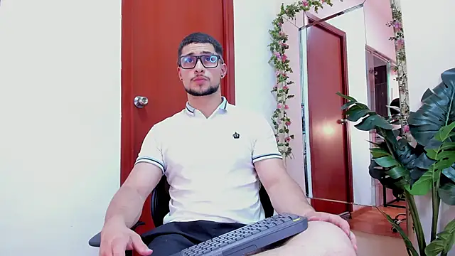 Snapshot of valenssio_moretti chatting on February 28, 8:10 pm valenssio moretti online show from February 28, 8:10 pm