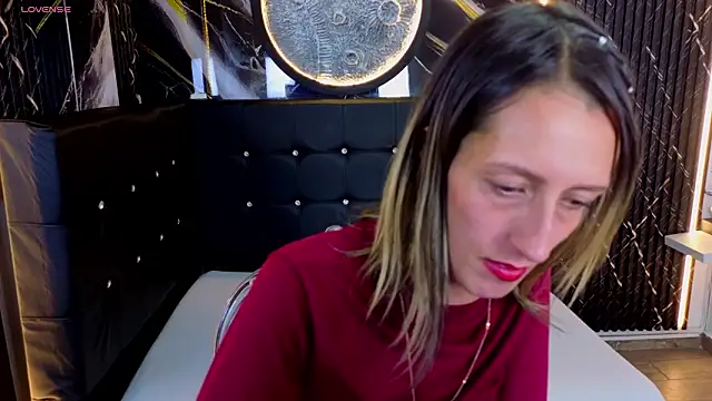 Snapshot of Karolyn_rousse chatting on February 7, 12:20 pm Karolyn rousse online show from February 7, 12:20 pm