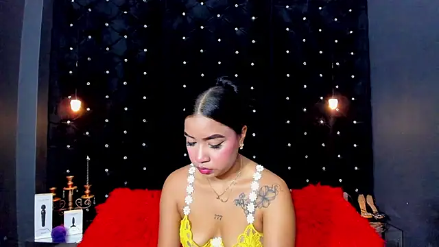 Snapshot of MiaWolton chatting on April 20, 7:15 pm MiaWolton online show from April 20, 7:15 pm