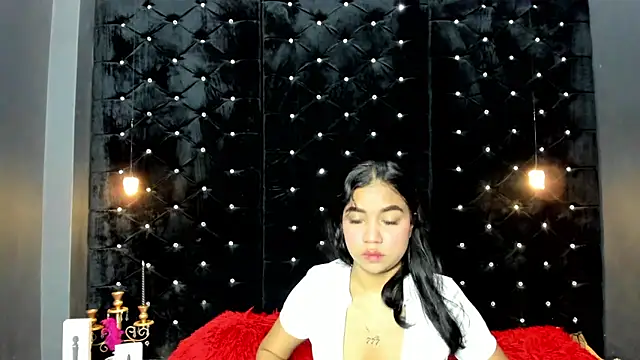 Snapshot of MiaWolton chatting on May 10, 11:15 am MiaWolton online show from May 10, 11:15 am
