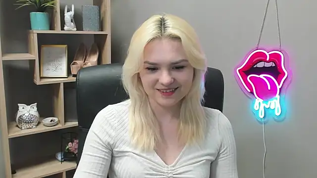 Snapshot of SweetLilyxo chatting on February 28, 7:42 am SweetLilyxo online show from February 28, 7:42 am