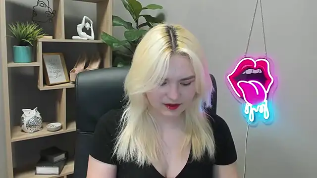 Snapshot of SweetLilyxo chatting on April 20, 6:27 am SweetLilyxo online show from April 20, 6:27 am