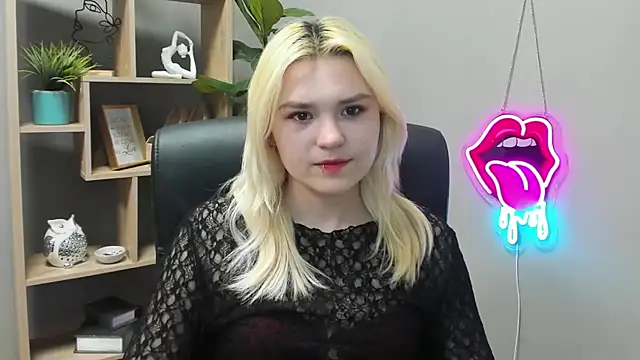 Snapshot of SweetLilyxo chatting on April 23, 6:25 am SweetLilyxo online show from April 23, 6:25 am