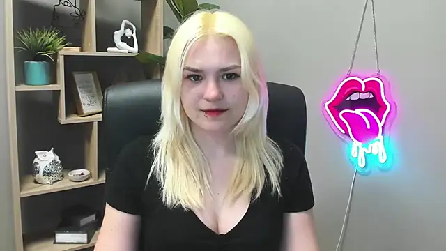 Snapshot of SweetLilyxo chatting on April 27, 1:20 pm SweetLilyxo online show from April 27, 1:20 pm