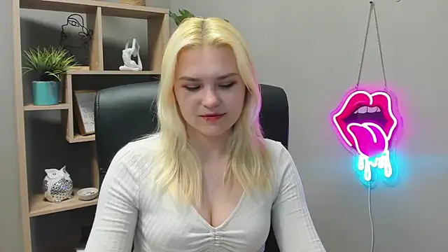 Snapshot of SweetLilyxo chatting on May 6, 6:30 am SweetLilyxo online show from May 6, 6:30 am