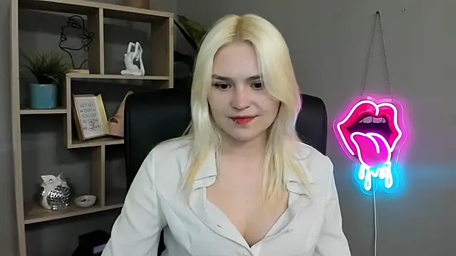 Snapshot of SweetLilyxo chatting on May 12, 1:30 pm SweetLilyxo online show from May 12, 1:30 pm