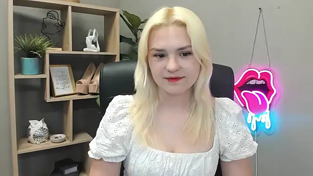 Snapshot of SweetLilyxo chatting on May 13, 6:33 am SweetLilyxo online show from May 13, 6:33 am
