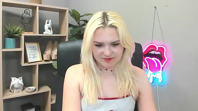 Snapshot of SweetLilyxo chatting on June 1, 1:35 pm SweetLilyxo online show from June 1, 1:35 pm