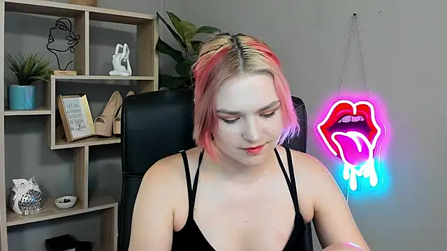 Snapshot of SweetLilyxo chatting on June 24, 1:32 pm SweetLilyxo online show from June 24, 1:32 pm