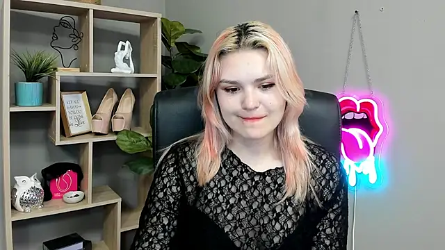 Snapshot of SweetLilyxo chatting on July 12, 6:48 am SweetLilyxo online show from July 12, 6:48 am