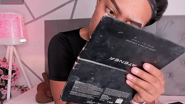 Snapshot of Khloe_Rosee chatting on February 25, 7:45 pm Khloe Rosee online show from February 25, 7:45 pm