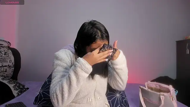 Snapshot of Sharlottee__ chatting on February 22, 8:57 am Sharlottee online show from February 22, 8:57 am