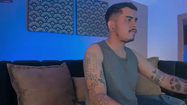 Snapshot of Chriss_Hunt chatting on February 6, 11:41 pm Chriss Hunt online show from February 6, 11:41 pm