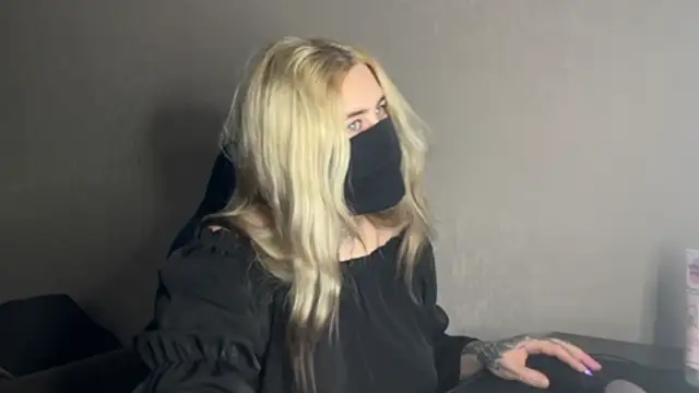 Snapshot of UnaXyling chatting on February 4, 8:31 am UnaXyling online show from February 4, 8:31 am