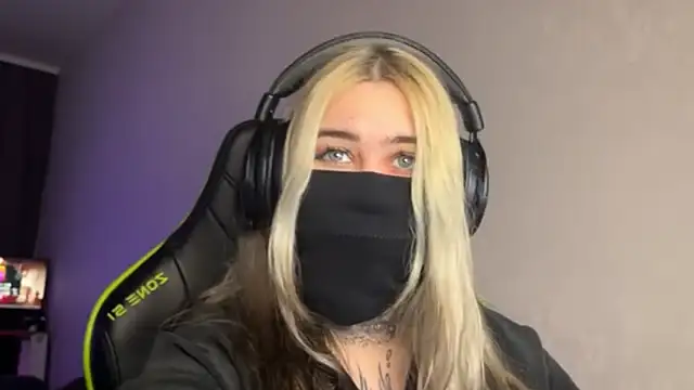 Snapshot of UnaXyling chatting on February 6, 8:18 am UnaXyling online show from February 6, 8:18 am