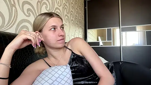 Snapshot of JeneeEady chatting on June 4, 6:08 am JeneeEady online show from June 4, 6:08 am