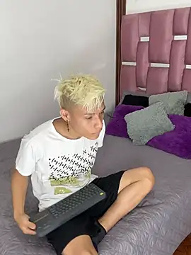 Snapshot of MaxyRyan chatting on February 12, 12:55 pm MaxyRyan online show from February 12, 12:55 pm