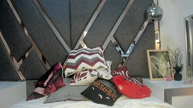 Maggyx online show from April 12, 2:22 pm