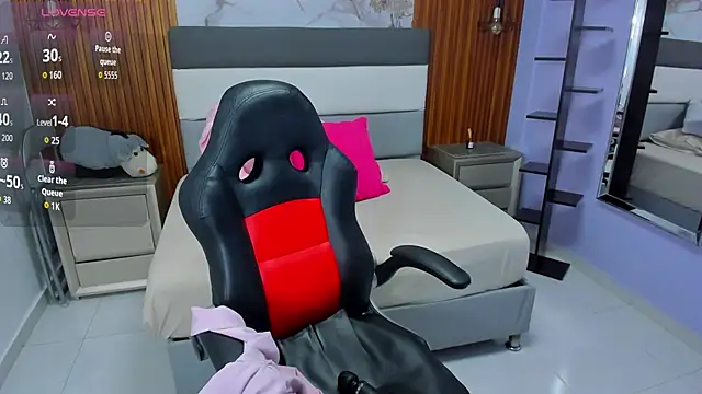 alixablake online show from April 16, 7:03 pm